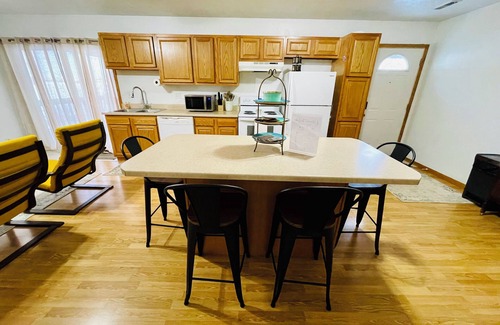 Montrose Casa | Cozy 2 Bedroom Home on Lake Vermillion with Lake Views and Ice Fishing Access