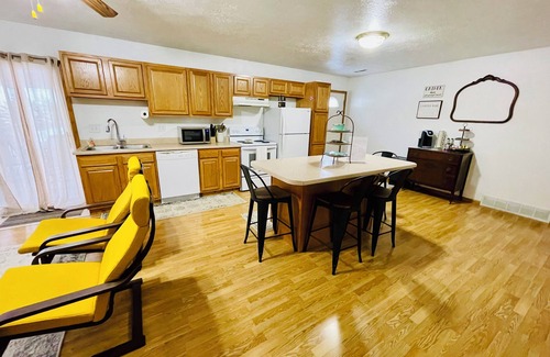 Montrose Casa | Cozy 2 Bedroom Home on Lake Vermillion with Lake Views and Ice Fishing Access
