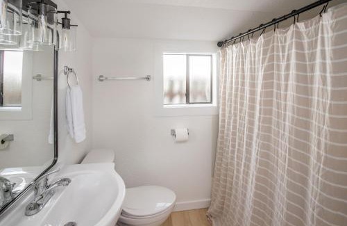 Seaview Casa | Cozy 2 Bedroom Home, Private Backyard with Hot Tub