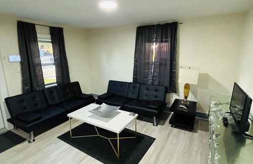 Gladeview Casa | Cozy 2-bedroom house in enjoyable Miami with WiFi, AC, and close to everything!