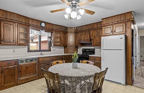 Dauberville Casa | Cozy 2-bedroom house outside Reading with WiFi, three-season room.