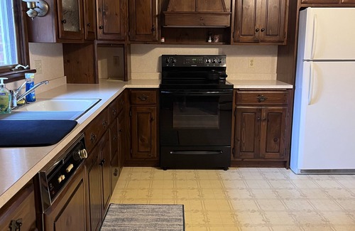 Dauberville Casa | Cozy 2-bedroom house outside Reading with WiFi, three-season room.