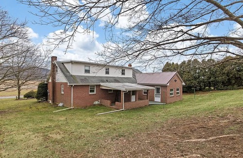 Dauberville Casa | Cozy 2-bedroom house outside Reading with WiFi, three-season room.
