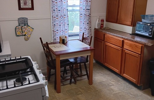 Erie Casa | Cozy 2-bedroom house with AC/summer in Erie. Back street promenade overlooks bay