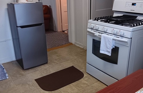 Erie Casa | Cozy 2-bedroom house with AC/summer in Erie. Back street promenade overlooks bay