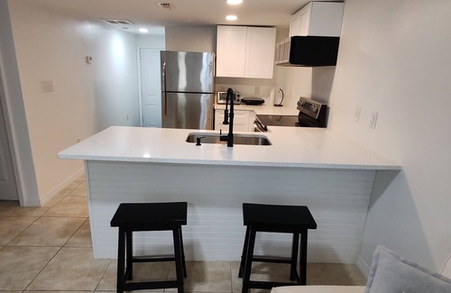 Tampa Casa | cozy 2-bedroom house with WiFi, AC in welcoming Tampa