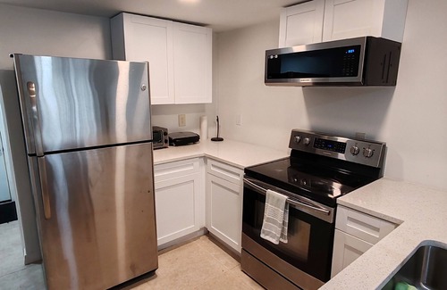 Tampa Casa | cozy 2-bedroom house with WiFi, AC in welcoming Tampa