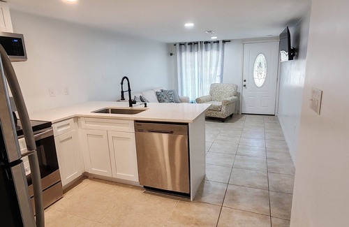 Tampa Casa | cozy 2-bedroom house with WiFi, AC in welcoming Tampa