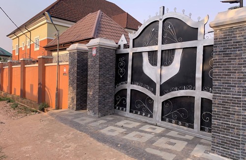 Nnewi Apartamento | Cozy 2-Bedroom Luxury Apartment With AC, WiFi, Solar, BoreHole Water, CCTV Nnewi