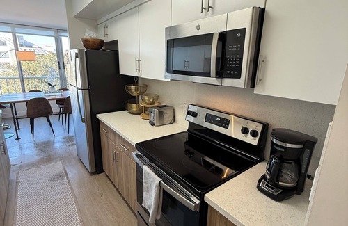 Ocean Park Apartamento | Cozy 2-bedroom Oasis apartment in Santa Monica, w/all amenities optimal Location