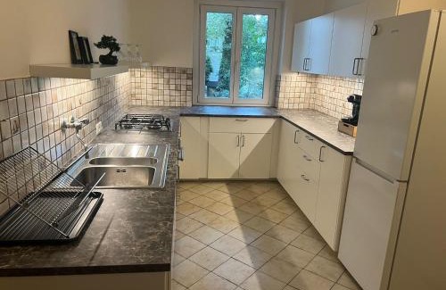 Simmering Apartamento | Cozy 2-Bedroom Retreat Near Subway and City Center
