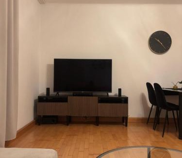 Simmering Apartamento | Cozy 2-Bedroom Retreat Near Subway and City Center