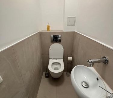 Simmering Apartamento | Cozy 2-Bedroom Retreat Near Subway and City Center