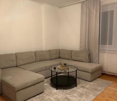 Simmering Apartamento | Cozy 2-Bedroom Retreat Near Subway and City Center