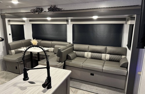Las Vegas Casa | Cozy 2-bedroom RV in fabulous Las Vegas Close to downtown with WiFi and A/C