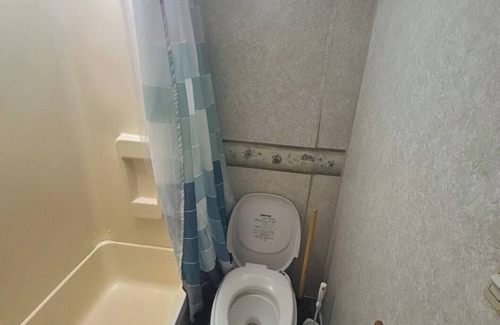 Euclid Casa | Cozy 2-bedroom RV with WiFi, AC in peaceful Euclid