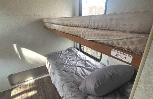 Euclid Casa | Cozy 2-bedroom RV with WiFi, AC in peaceful Euclid
