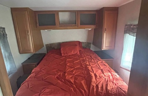 Euclid Casa | Cozy 2-bedroom RV with WiFi, AC in peaceful Euclid