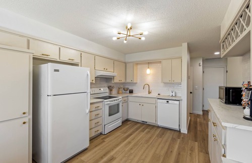 Oklahoma City Casa | Cozy 2-bedroom townhome in lovely Oklahoma City with WiFi, lake, restaurants.