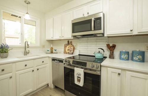 Western Casa | Cozy 2-bedroom townhome in charming Eugene with pool area.