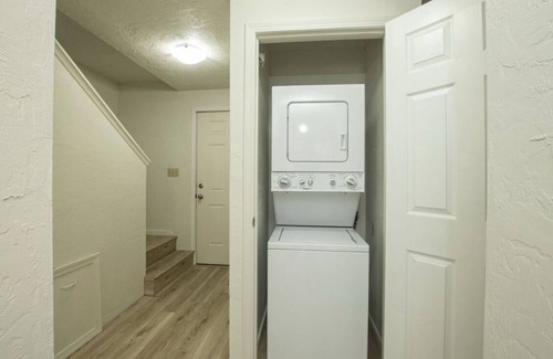 Western Casa | Cozy 2-bedroom townhome in charming Eugene with pool area.