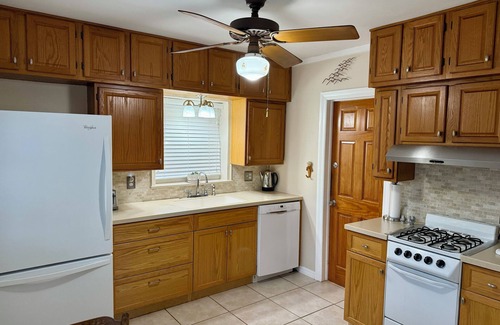 Lake Ridge Casa | Cozy 2 bedroom Florida Style Cottage Centrally Located - 8 minutes to Beach