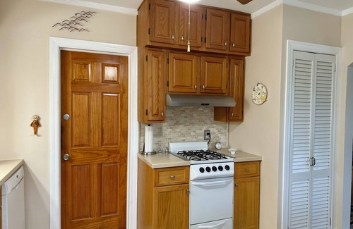 Lake Ridge Casa | Cozy 2 bedroom Florida Style Cottage Centrally Located - 8 minutes to Beach