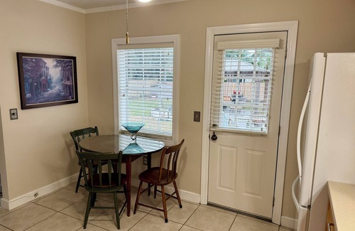 Lake Ridge Casa | Cozy 2 bedroom Florida Style Cottage Centrally Located - 8 minutes to Beach