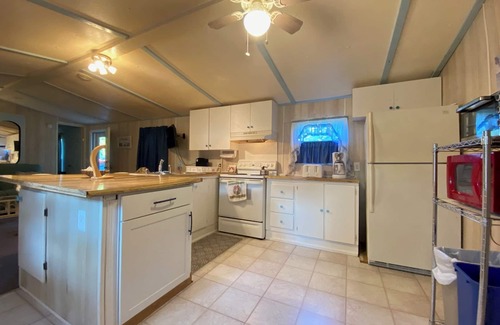 Ocean Isle Beach Casa | Cozy 2-bedroom home close to beaches & parks