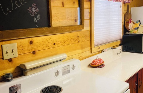 Wofford Heights Cabina | Cozy 2-bedroom cabin near Alta sierra ski resort with stunning views.