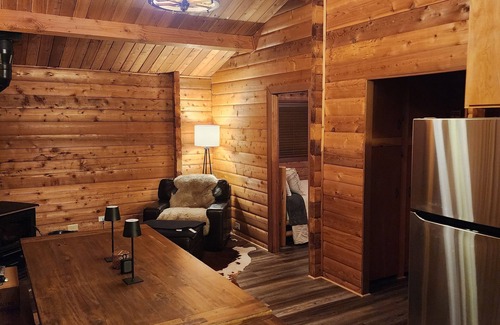 Alta Sierra Cabina | Cozy 2-bedroom Cedar cabin in charming Sequoia National Park with WiFi