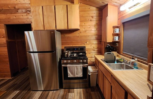Alta Sierra Cabina | Cozy 2-bedroom Cedar cabin in charming Sequoia National Park with WiFi