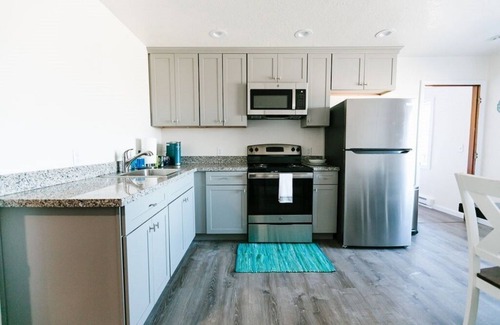 Bertsch-Oceanview Condominio | Cozy 2 Bedroom with Full Kitchen One Block from the Ocean!!