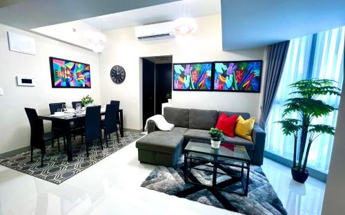 Bonifacio Global City Apartamento | Cozy 2 Bedrooms in BGC with Balcony Bathtub 600Mbps