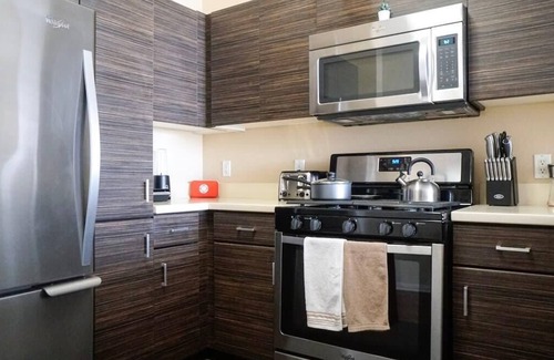 Santa Ana Apartamento | Cozy 2-BR Home 10min to Disneyland (Pool+Hot Tub+GYM)