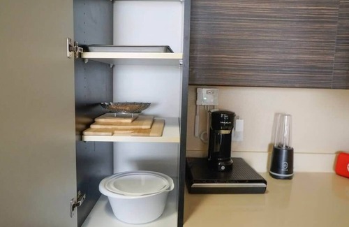 Santa Ana Apartamento | Cozy 2-BR Home 10min to Disneyland (Pool+Hot Tub+GYM)