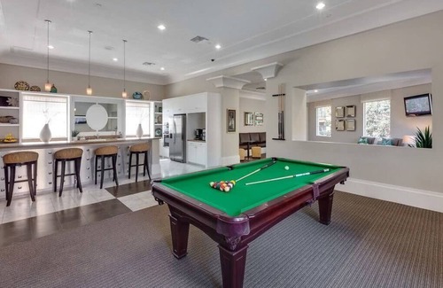 Santa Ana Apartamento | Cozy 2-BR Home 10min to Disneyland (Pool+Hot Tub+GYM)