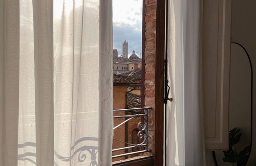 Siena Historical Center Apartamento | Cozy 2 BR with balcony near Piazza Del Campo