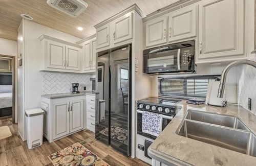 Pine Grove Casa | Cozy 2-Guest RV on Nature Farm
