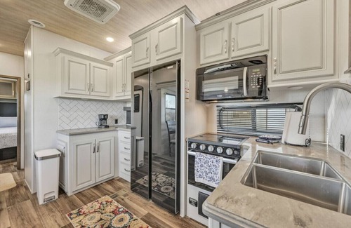 Pine Grove Casa | Cozy 2-Guest RV on Nature Farm