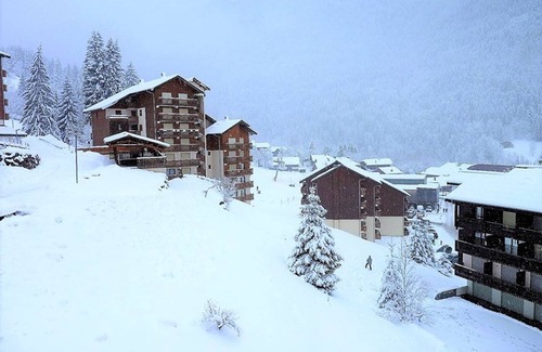Saint-Jean-dʼAulps Apartamento | Apartamento a pie de pistas con balcón y vistas, 1 dormitorio y coin montagne