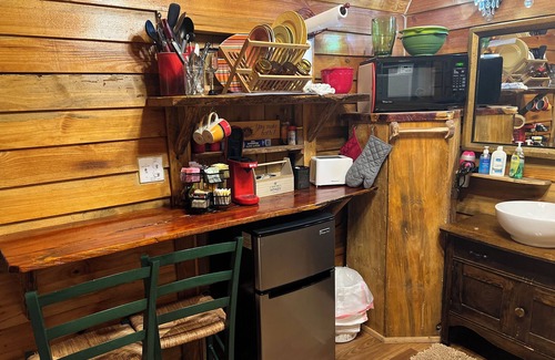 Yulee Cabina | Cozy 200 ft tiny house with WiFi, AC, located in nature and close to so much.
