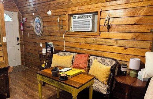 Yulee Cabina | Cozy 200 ft tiny house with WiFi, AC, located in nature and close to so much.