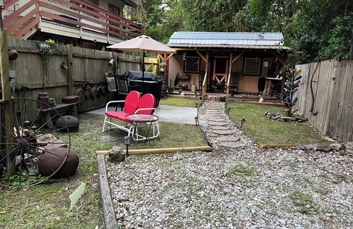 Yulee Cabina | Cozy 200 ft tiny house with WiFi, AC, located in nature and close to so much.
