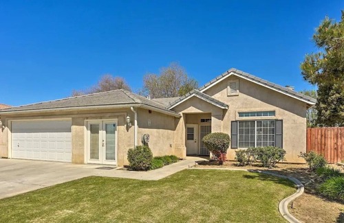 Greenacres Casa | Cozy 2300 sqft Bakersfield Home w/ Spacious Backyard