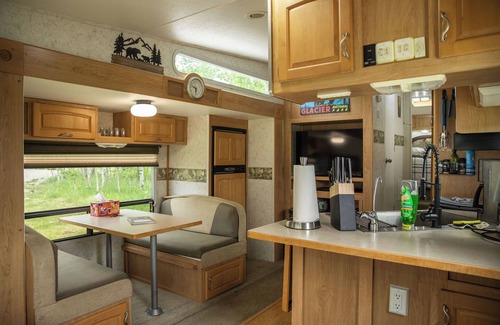Babb Casa | Cozy 27’ Glamping Trailer Home Overlooking the East Side Glacier National Park