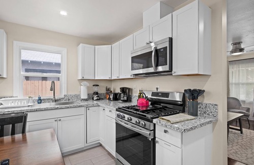 Fresno Casa | Cozy 2B/1Bth w Spacious Parking inside Fence