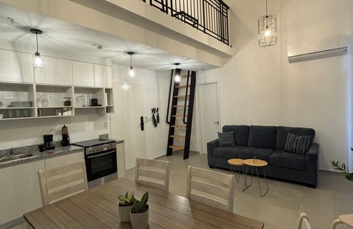 Santa Ana Apartamento | Cozy 2b 2b loft with balcony & working space