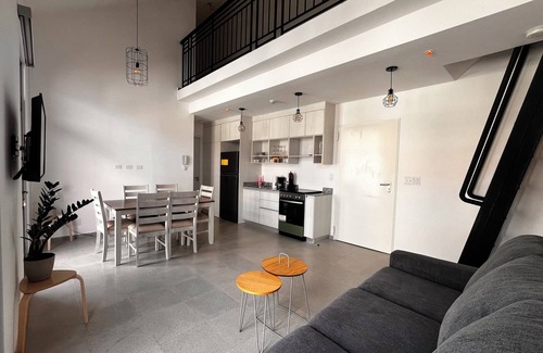 Santa Ana Apartamento | Cozy 2b 2b loft with balcony & working space