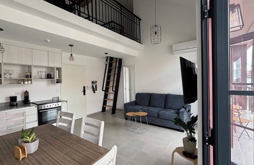 Santa Ana Apartamento | Cozy 2b 2b loft with balcony & working space